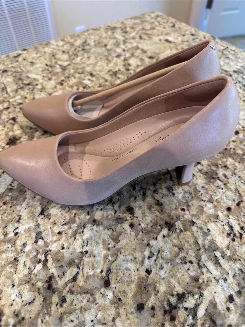 Clark’s Classic Women's Pointed-Toe Pump in Nude Size 7 NWT